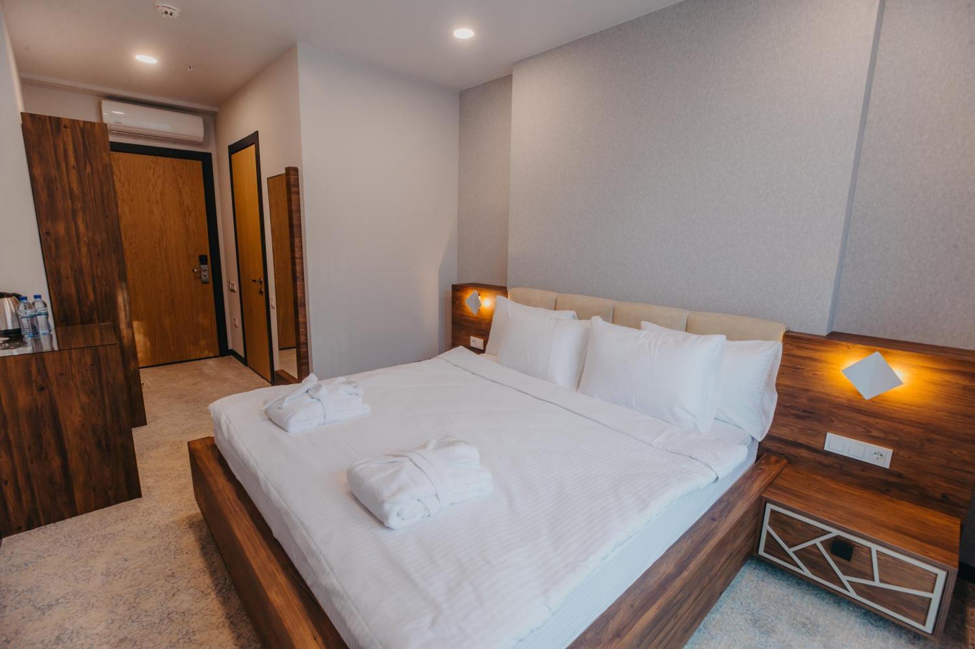 Capo Verde Hotel Batumi Bagian luar foto